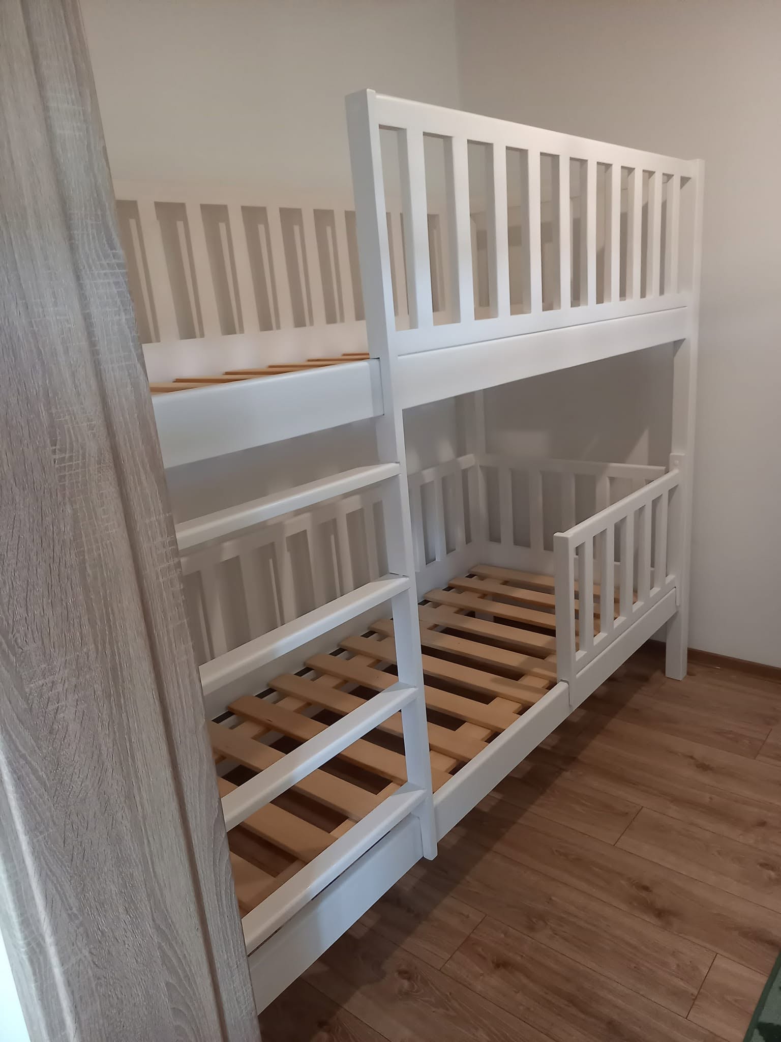 Poschodová posteľ z masívneho dreva